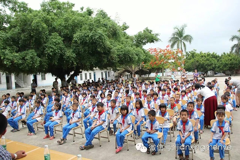 建星公司捐赠平原小学教学设施2